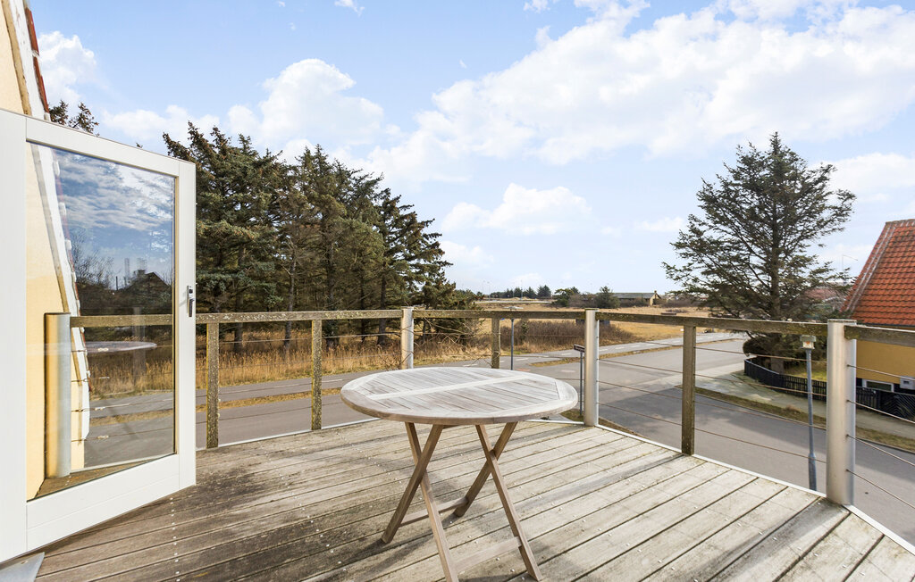 Aan de rand van Skagen verwelkomt dit typisch Skagen gele vakantiehuis je met een groot houten balkon met uitzicht op zee.

Ontspan met je gezin in deze klassieke en informele omgeving, die alles bied..