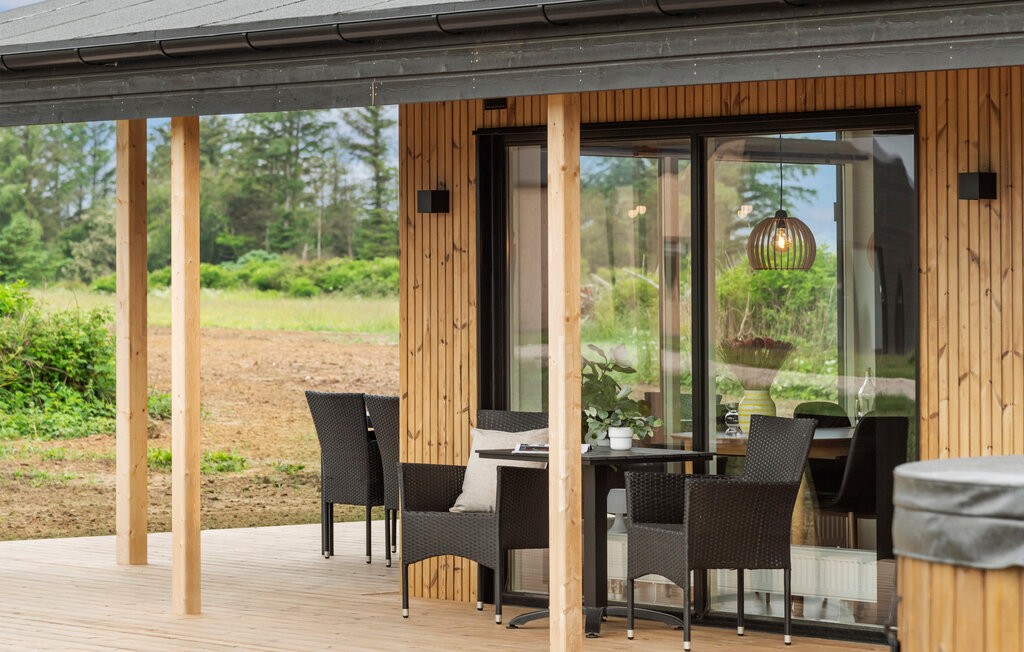 Hier is je droomvakantiehuis voor je familievakantie in Denemarken.

Dit moderne vakantiehuis biedt de perfecte omgeving voor een onvergetelijke vakantie met je gezin. De open keuken nodigt uit om sam..