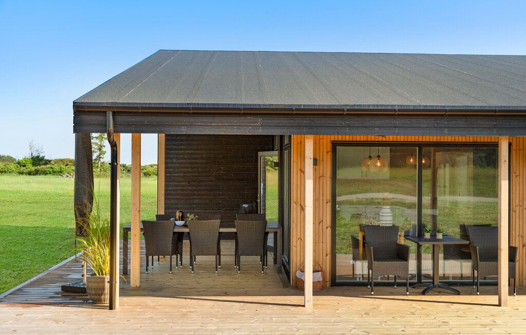 Hier is je droomvakantiehuis voor je familievakantie in Denemarken.

Dit moderne vakantiehuis biedt de perfecte omgeving voor een onvergetelijke vakantie met je gezin. De open keuken nodigt uit om sam..