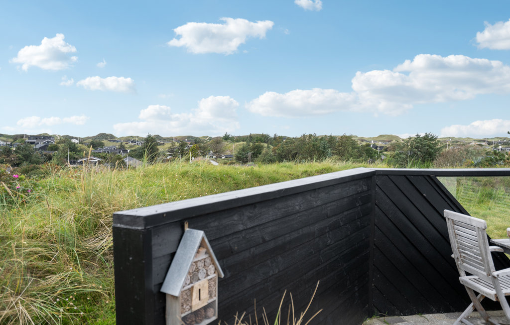 Geniet van het panoramische uitzicht op Blokhus en de zee vanaf het terras.

Dit daglichtrijke, charmante vakantiehuis biedt u de ultieme plek om te ontspannen. Op korte afstand ervan vindt u het cent..