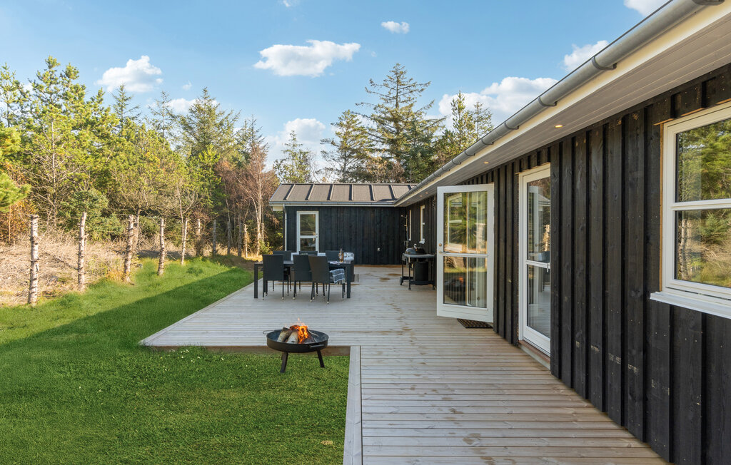 Op een rustige locatie buiten Blokhus, verwelkomt dit moderne en vriendelijke vakantiehuis je met verschillende voorzieningen.

Lichtovergoten kamers, een lichte inrichting en veel ruimte voor tijd me..