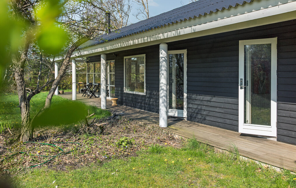 Kijk uit naar dit architectonisch ontworpen vakantiehuis in een rustige omgeving aan een mooi, kindvriendelijk zandstrand in Strandby.

Reis met de hele familie naar Noord-Jutland en geniet van de str..
