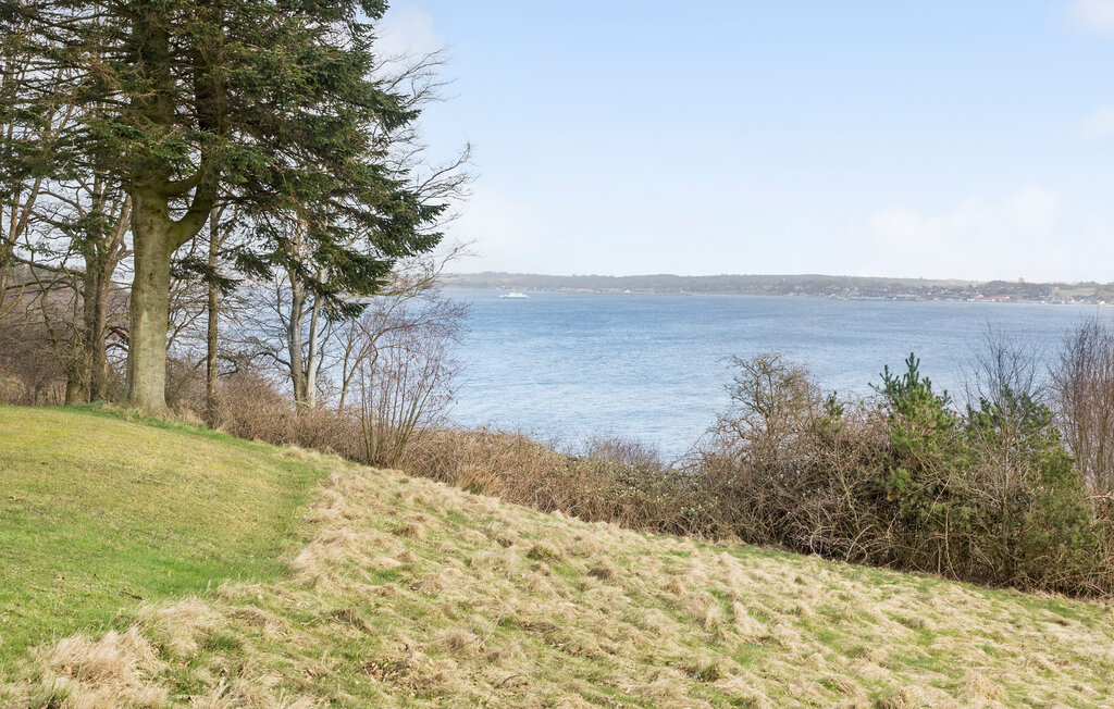 Kijk uit naar dit prachtige vakantiehuis op een verhoogde locatie met een panoramisch uitzicht op de Limfjord.

Gelegen op een groot natuurperceel in een zeer rustige omgeving en met een prachtig land..