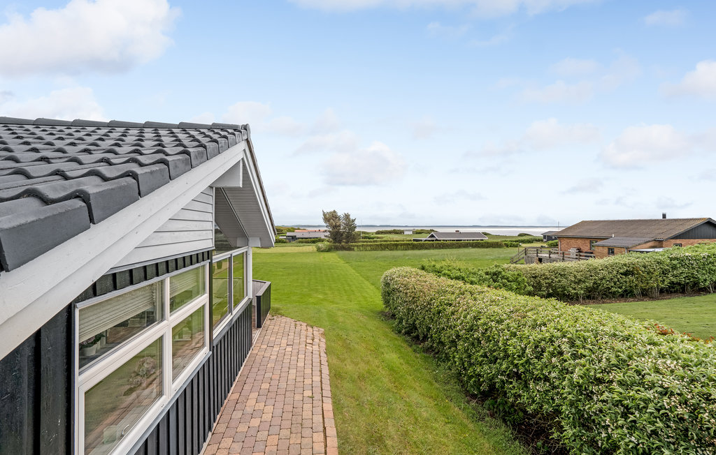Dieses Ferienhaus mit Sauna und Whirlpool bildet den idealen Rahmen für einen erholsamen Urlaub.


Machen Sie es sich in den modernen Räumen bequem. Mit 4 Schlafzimmern und 3 Bädern bietet das Feri..