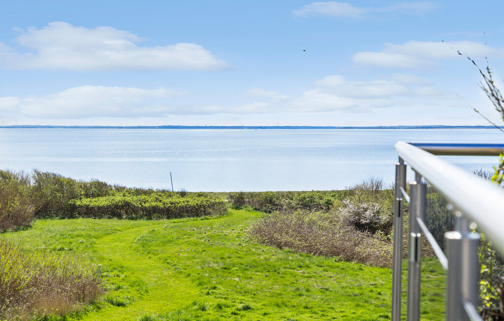 Breng een heerlijke vakantie door in dit fantastische vakantiehuis direct aan de Limfjord.

Gezelligheid en comfort staan voorop in je ruime vakantiehuis aan de prachtige Venø-baai in het Limfjord. D..