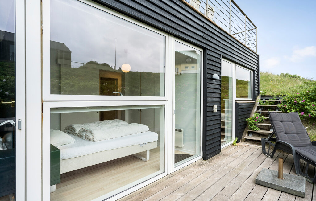 Mooi en licht vakantiehuis in het hart van Søndervig.

Dit onder architectuur gebouwde vakantiehuis verwelkomt u in een moderne en vriendelijke sfeer op twee verdiepingen. Omgeven door het duinlandsc..