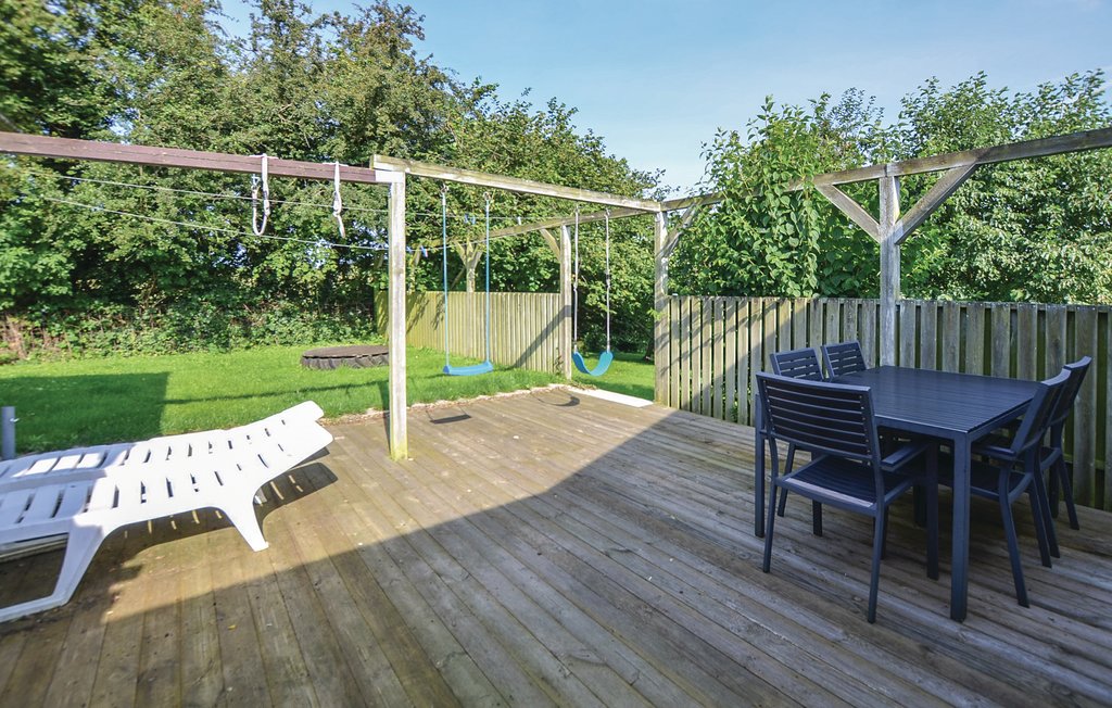 Nur 200 Meter vom Vemmingbund Strand liegt dieses einfache und funktionell eingerichtete Ferienhaus für vier Personen. Entspannen Sie sich im Innen- oder Außenbereich und nutzen Sie den Platz auf de..