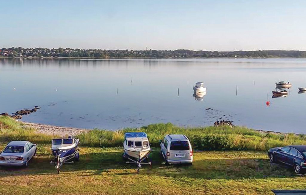 Het vakantiehuis ligt in de eerste rij aan Anslet Strand. Het biedt een panoramauitzicht op de Kleine Belt en de Hejlsminde. Het is met goede materialen ingericht. Het grote panorama raam geeft een mo..
