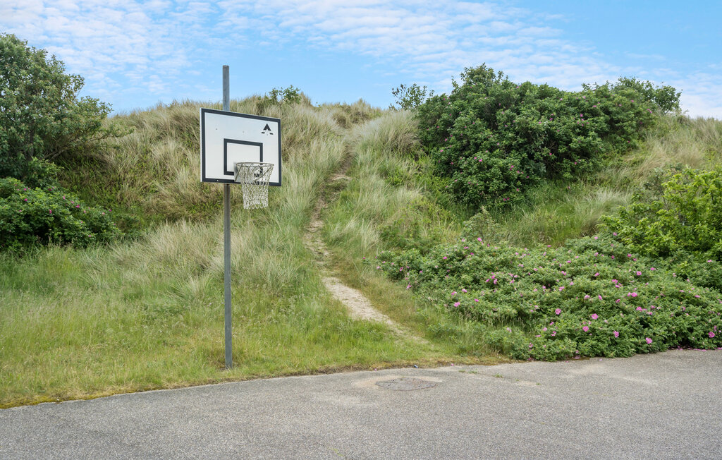 Dit ruime vakantiehuis met een gezellig, overdekt terras is centraal gelegen in Hvide Sande.

Reis af naar Hvide Sande, want met dit uitnodigende vakantiehuis heb je de ideale accommodatie gevonden vo..