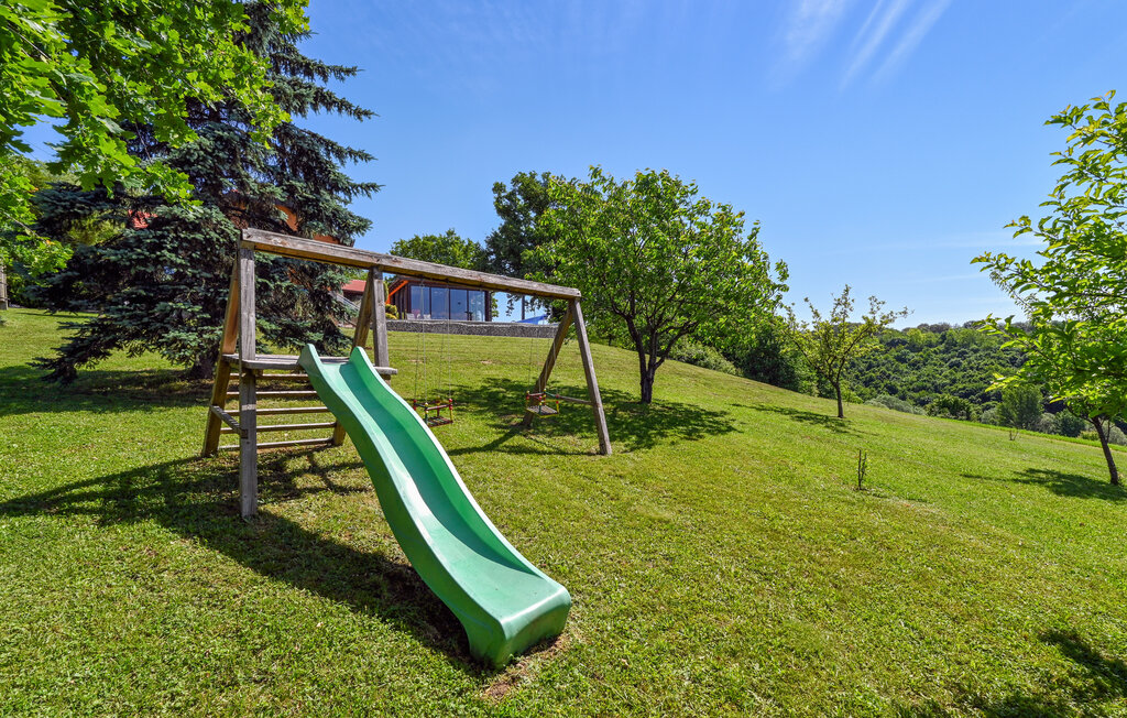 Lassen Sie sich in diesem kinderfreundlichen Ferienhaus mit Pool und Wellness vom herrlichen Landschaftspanorama verzaubern.

In idyllischer Lage empfängt Sie dieses ansprechende Haus in mit schöner..