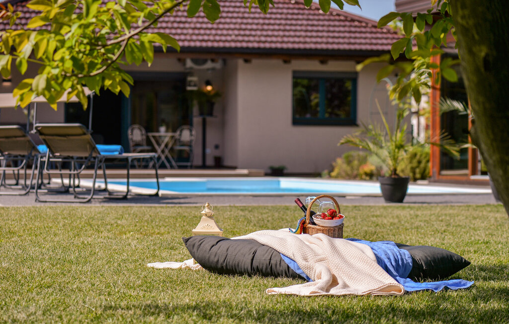 Verbringen Sie einen herrlichen Urlaub in diesem Ferienhaus mit Pool und Sauna.

Willkommen in diesem ansprechenden Haus, das Ihnen den idealen Rahmen für einen erholsamen Urlaub umgeben von Natur bi..