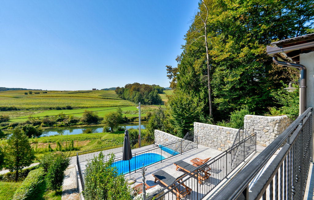 Semesterhus - Karlovac-Zadobarje , Kroatien - CCL102 2