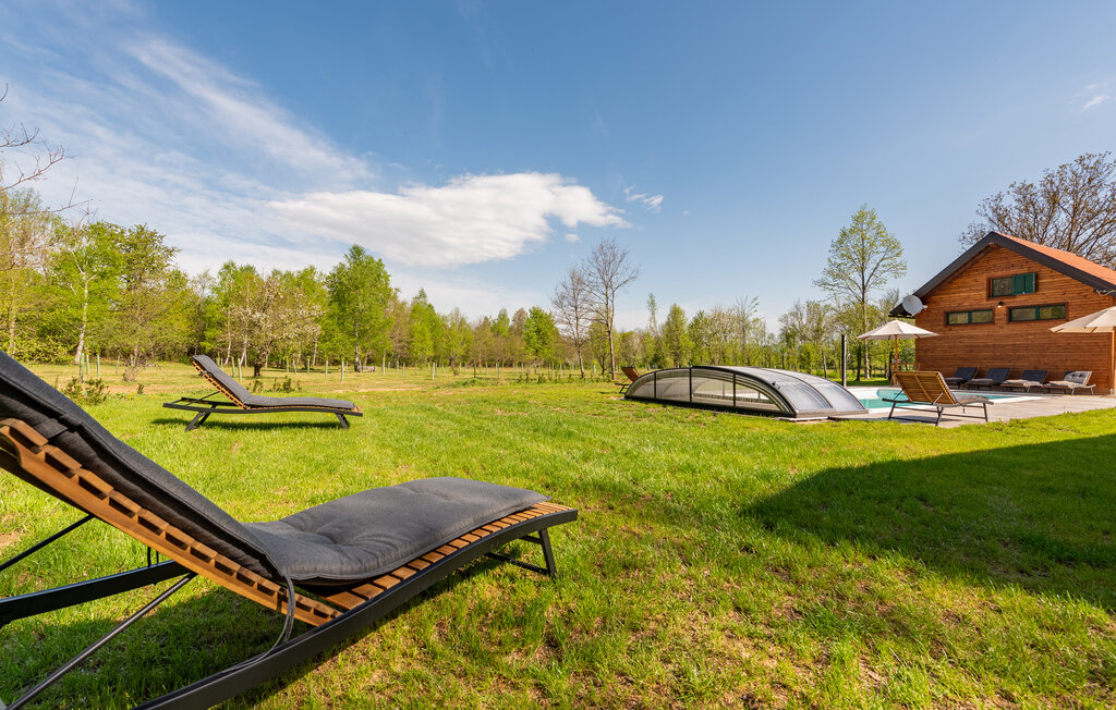 Genießen Sie einen herrlichen Urlaub in wunderschöner Landschaft in diesem attraktiven Ferienhaus mit Pool.

Willkommen in dem geräumigen und familienfreundlichen Haus, das mit seiner komfortablen ..