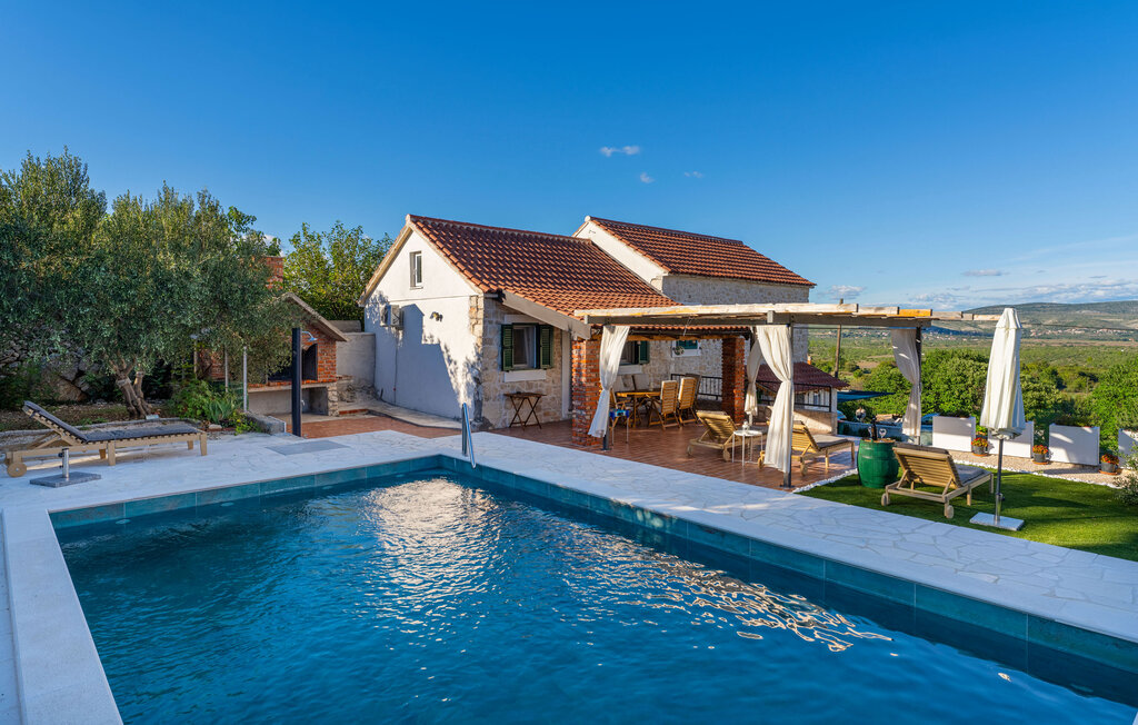 Genießen Sie einen wunderbaren Blick auf die Umgebung in diesem Ferienhaus mit Pool.

In bezaubernder Lage im Hinterland der Küste empfängt Sie dieses einladende Haus, in dem Sie es sich mit Ihren ..