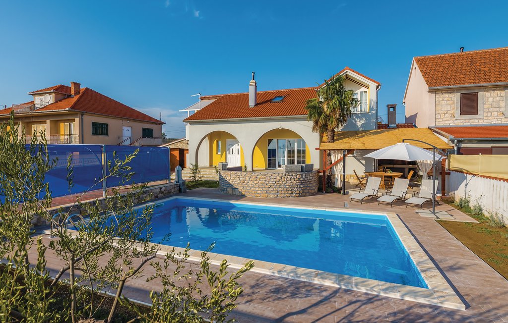 Feriehus - Sibenik-Oklaj , Kroatia - CDJ656 1