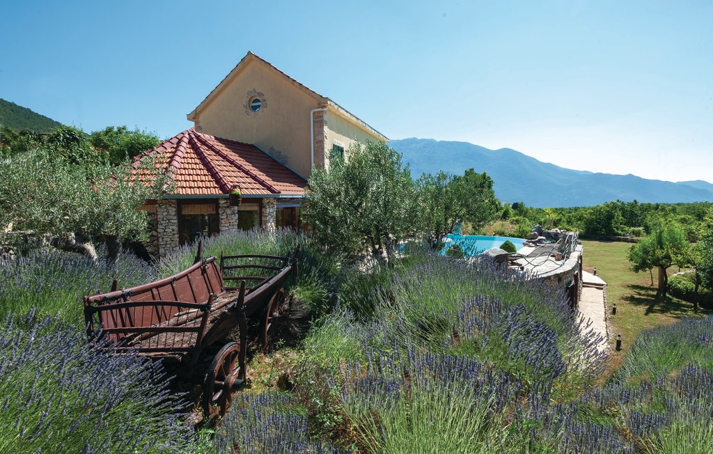 Möchten Sie einen ruhigen Urlaub in einer exklusiven Villa mit reichem und einzigartigem Interieur verbringen? Hierzu kommt ein schöner Pool! Diese Herrlichkeit liegt im Inneren Dalmatiens, in länd..