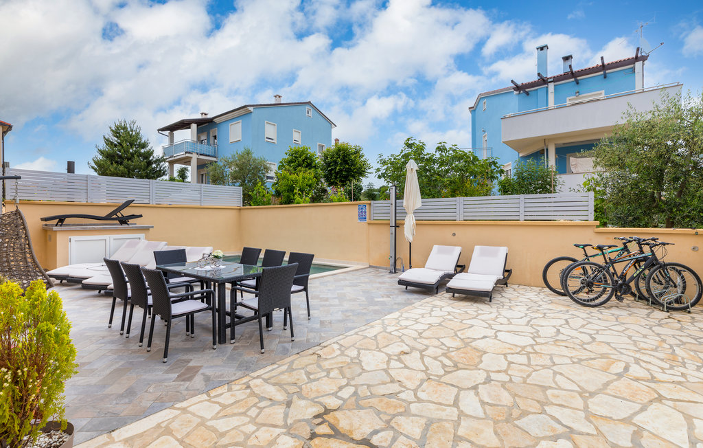 Dit stijlvolle vakantiehuis is gelegen in de nederzetting Betiga. De woonruimte bestaat uit twee afzonderlijke appartementen, elk met een woonkamer met keuken en eethoek en een extra toilet op de bega..