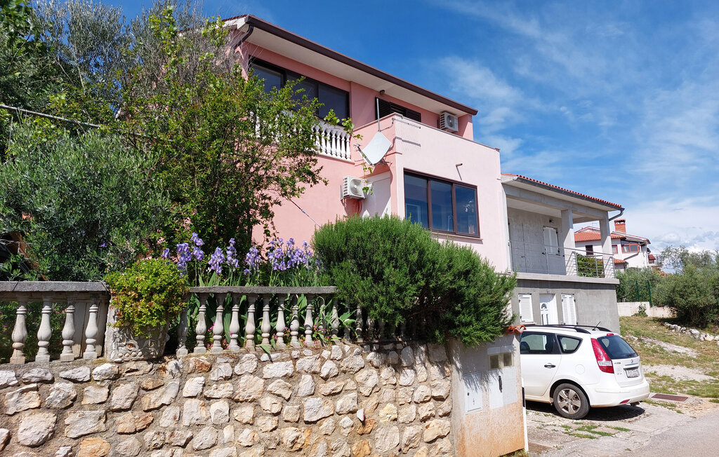 Ontdek deze vakantiewoning voor een vakantie met z'n tweeën aan de oostkust van Istrië.

Deze vakantiewoning in de kelder van een huis wacht op je in het idyllische Ravni. De praktisch ingerichte fl..