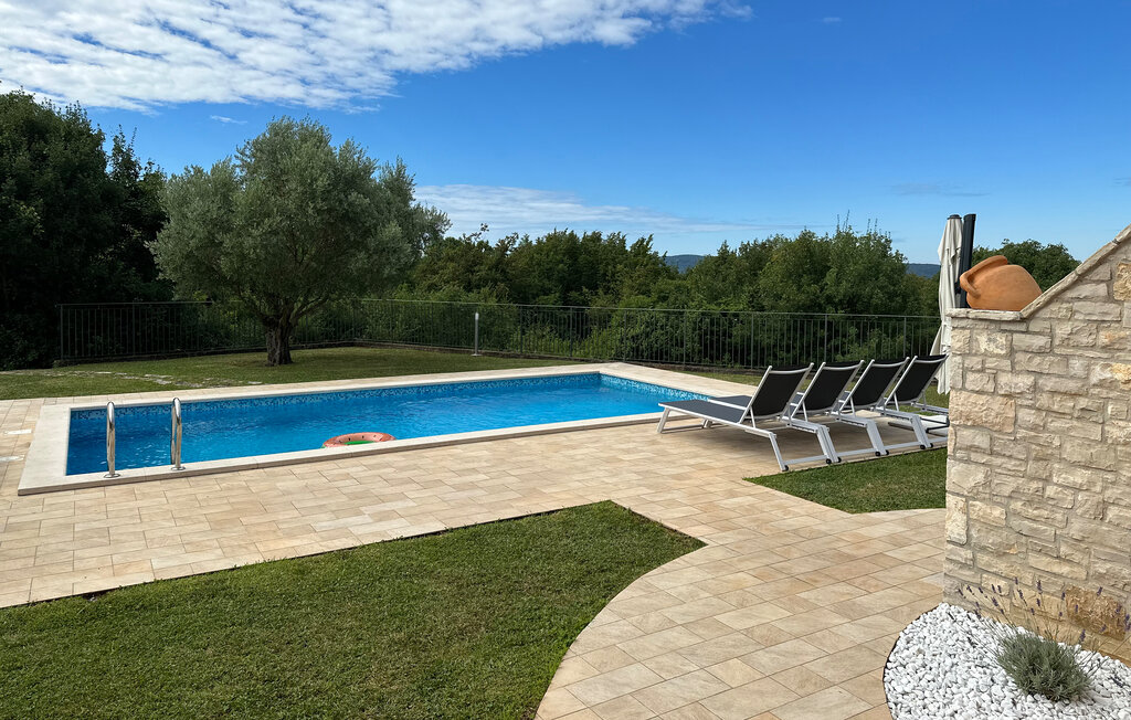 Gönnen Sie sich eine ruhige Auszeit in diesem komfortablen Ferienhaus mit Pool und Panoramablick umgeben von Natur.

Dieses geräumige Ferienhaus verwöhnt Sie mit einem behaglich eingerichteten Wohn..