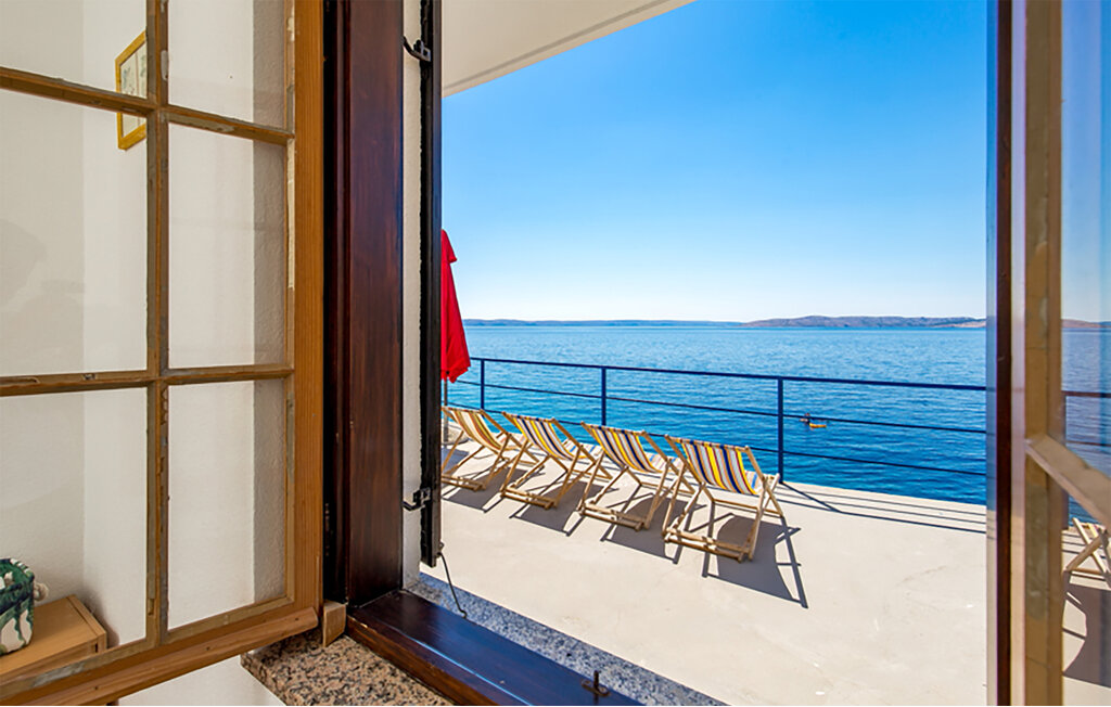 Schöne Ferienwohnung mit Panoramablick direkt am Meer und Strand.

Willkommen in dieser hellen, komfortablen Erdgeschosswohnung in fantastischer Lage. Der Ort ist eine einzigartige Oase der Ruhe mit ..