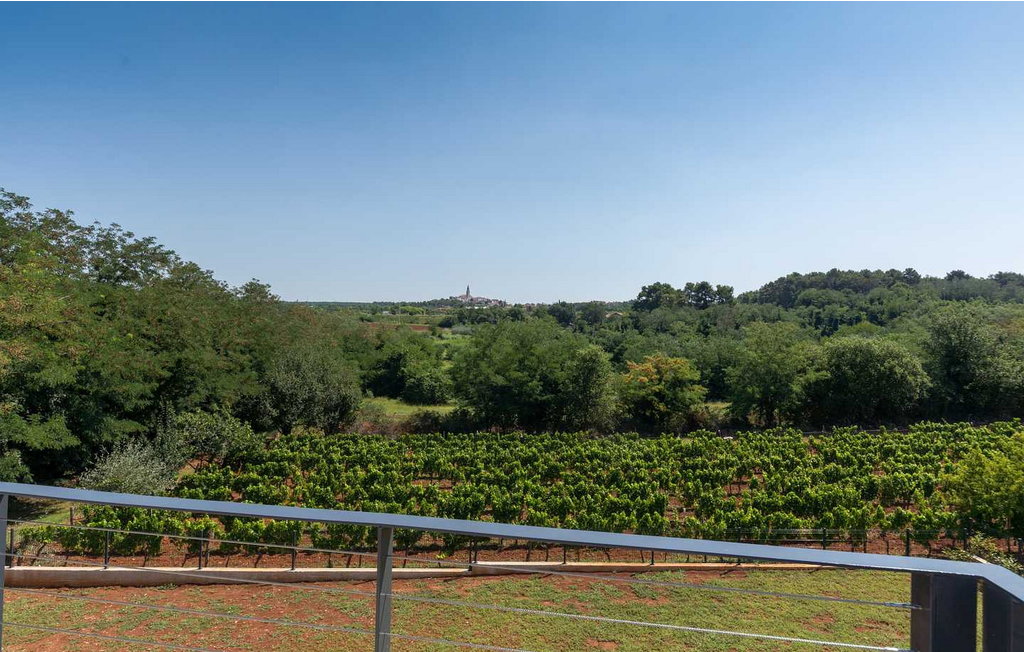 Villa Perlin is een modern en luxe vakantiehuis met zwembad aan de rand van het dorp Farini, op ongeveer 10 km van de zee.
Het huis ligt op een volledig omheinde tuin van 1000 vierkante meter en biedt..