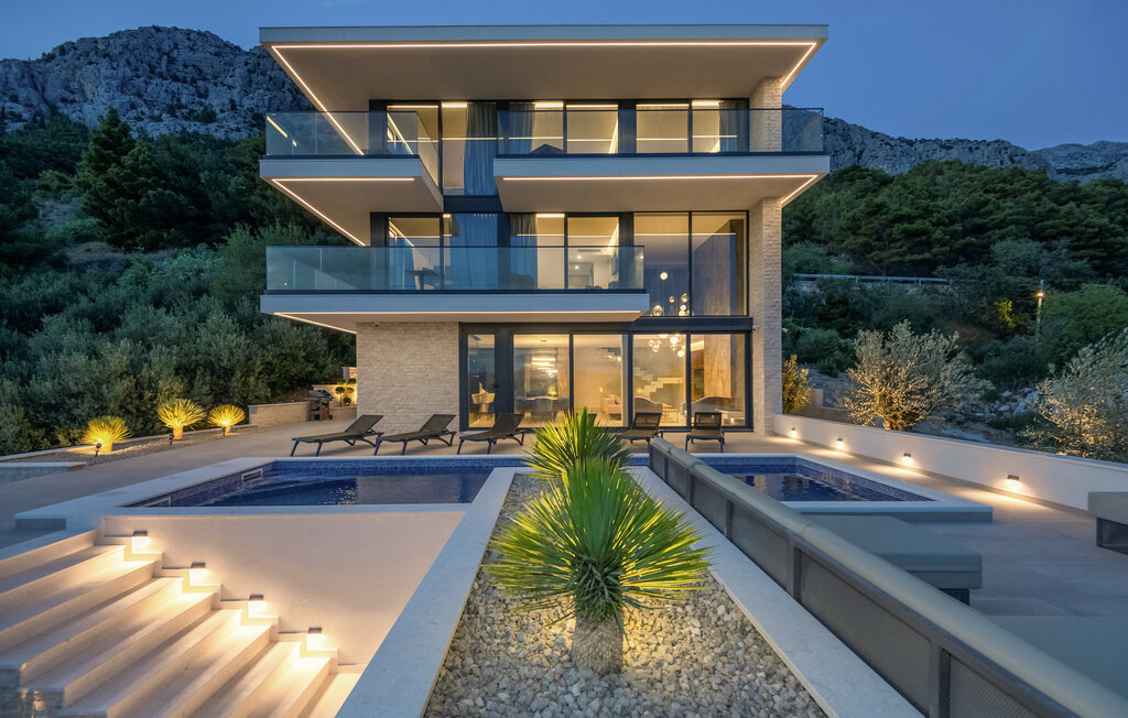 Pure luxe wacht op je in deze droomvilla met panoramisch uitzicht op zee en de bergen.

Welkom in deze prachtige accommodatie die je verwelkomt op de heuvel van Brela. Verschillende verdiepingen met t..