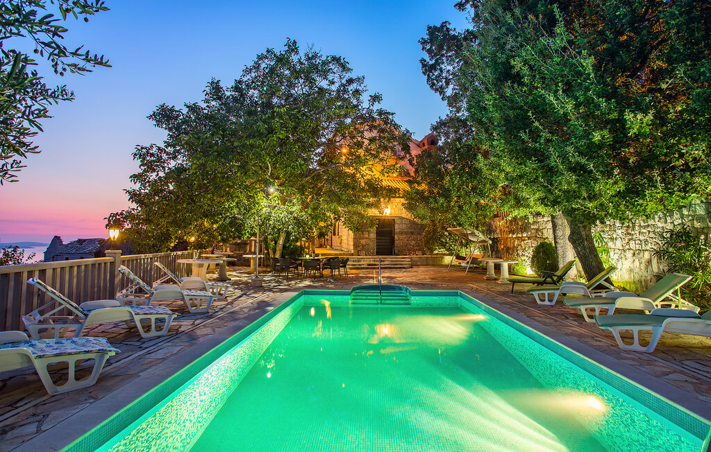 Dit prachtige stenen huis met zwembad verwelkomt je met een schitterend uitzicht op zee en de bergen.

Dit stenen huis verwelkomt je op een heuvelachtig terrein, in een klein dorpje onder de berg, vol..