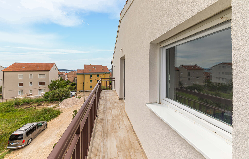 Breng een mooie en ontspannen vakantie door in deze lichte en aangename vakantiewoning met uitzicht op zee.

In een zeer goed onderhouden vakantiehuis met meerdere appartementen, word je verwelkomd do..