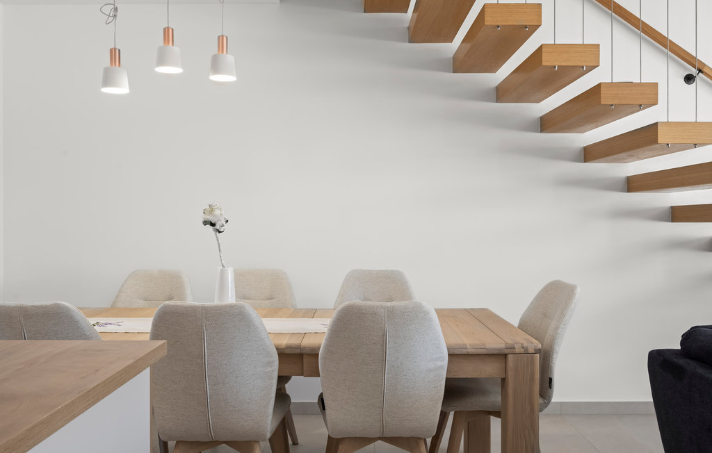 Modern rijtjeshuis met privézwembad vlakbij het strand.

Geniet van je familievakantie in dit uitnodigende vakantiehuis in Srima. Het prachtige woonontwerp, dat is verdeeld over de begane grond en de..