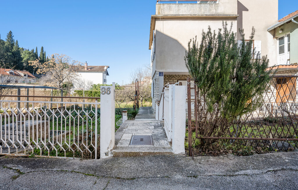 Helles und praktisches Ferienhaus mit schöner Terrasse.

Verbringen Sie einen erholsamen Urlaub in diesem angenehmen Ferienhaus in Zaton. Genießen Sie die familiäre Atmosphäre auf den zwei Etagen ..