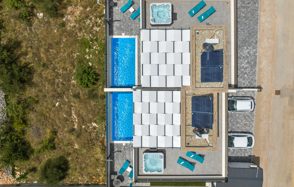 Comfortabel en modern vakantiehuis met zwembad en groot dakterras.

Verheug je op je vakantie in dit grote en aantrekkelijke huis met een smaakvolle inrichting die je 's nachts rustig en overdag comfo..