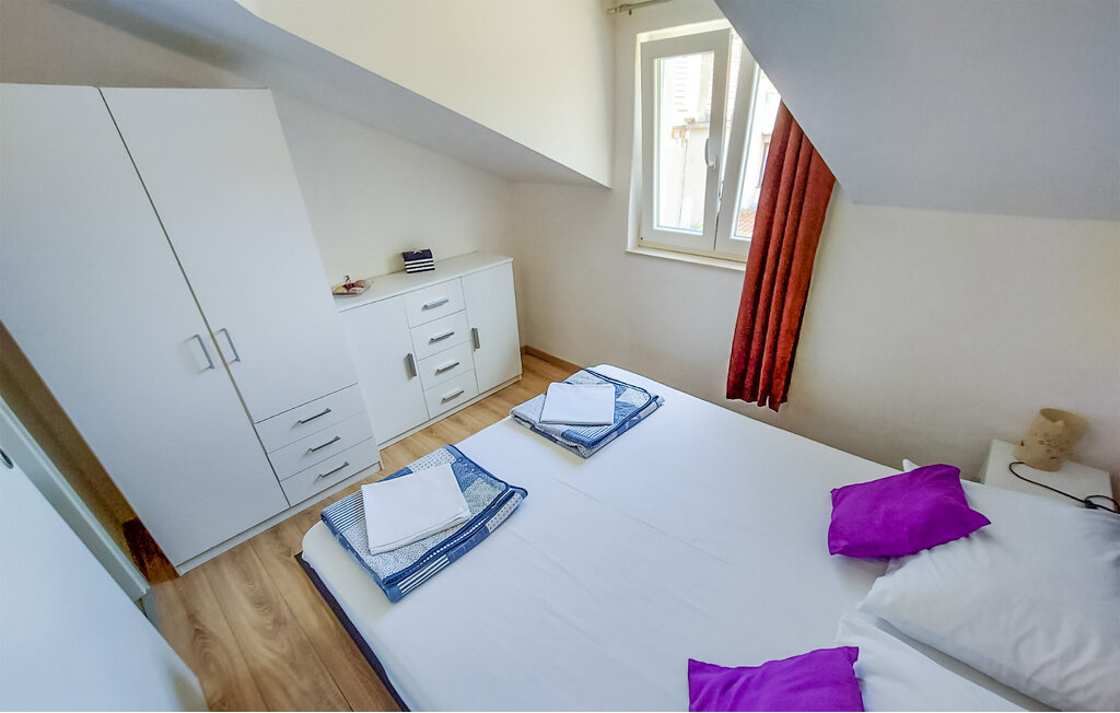 Gemütliche Ferienwohnung mit Gemeinschaftspool und Blick auf das Meer.

Entspannen Sie sich in dieser schönen Ferienwohnung in Brodatica. Fühlen Sie sich mit Ihrer kleinen Familie oder als Paar run..
