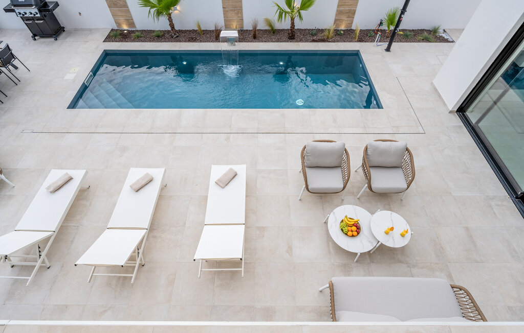 Dieses moderne Ferienhaus in Tribunj bietet eine luxuriöse Auszeit in bester Lage. 

Verbringen Sie Ihren Urlaub in diesem modernden Ferienhaus mit Pool. Die stilvolle Einrichtung und das durchdachte..