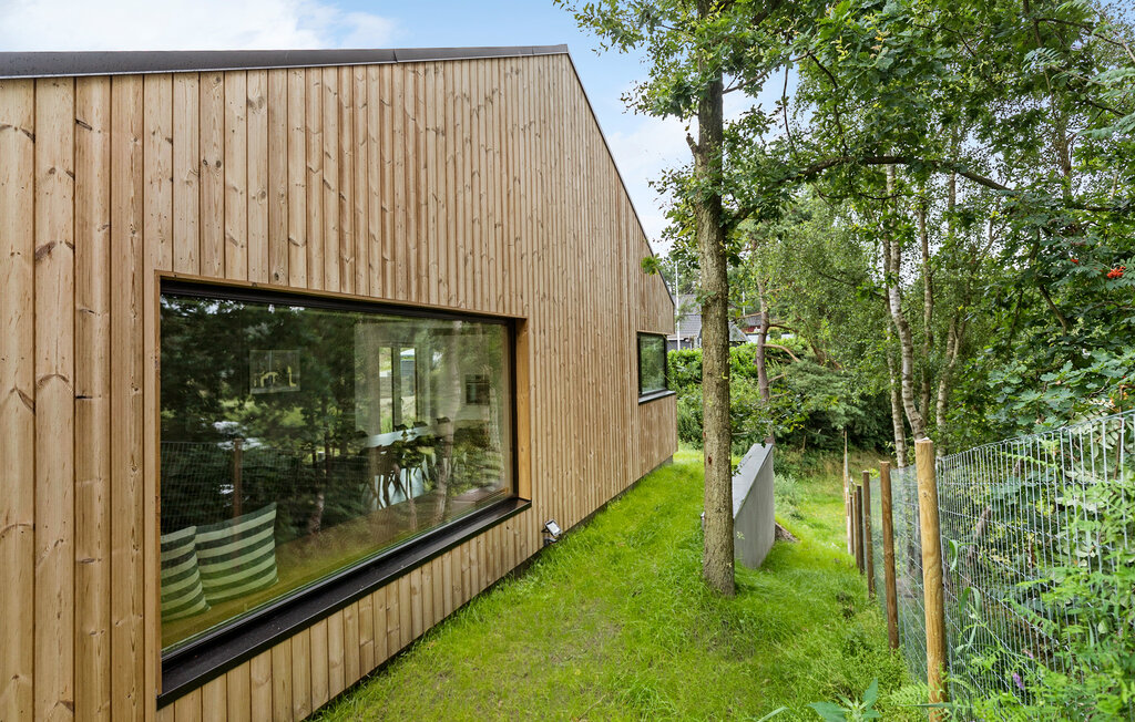 Net buiten Ebeltoft verwelkomt dit comfortabele en moderne vakantiehuis met Fins houten bad je in een groene omgeving.

Het huis is idyllisch gelegen midden in de natuur en biedt je rust en ontspannin..