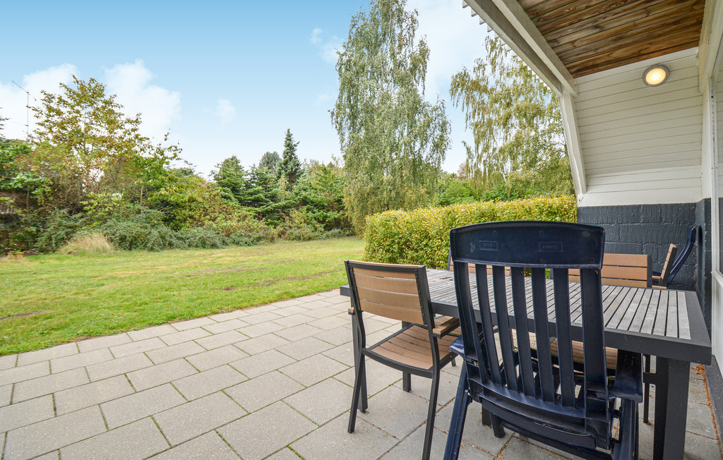 Gezellig vakantiehuis op twee verdiepingen, gelegen in een populair gebied. Hier kunnen uw kinderen veel tijd in de grote tuin doorbrengen, er is veel ruimte. Vanuit het huis kunt u naar het kindvrien..