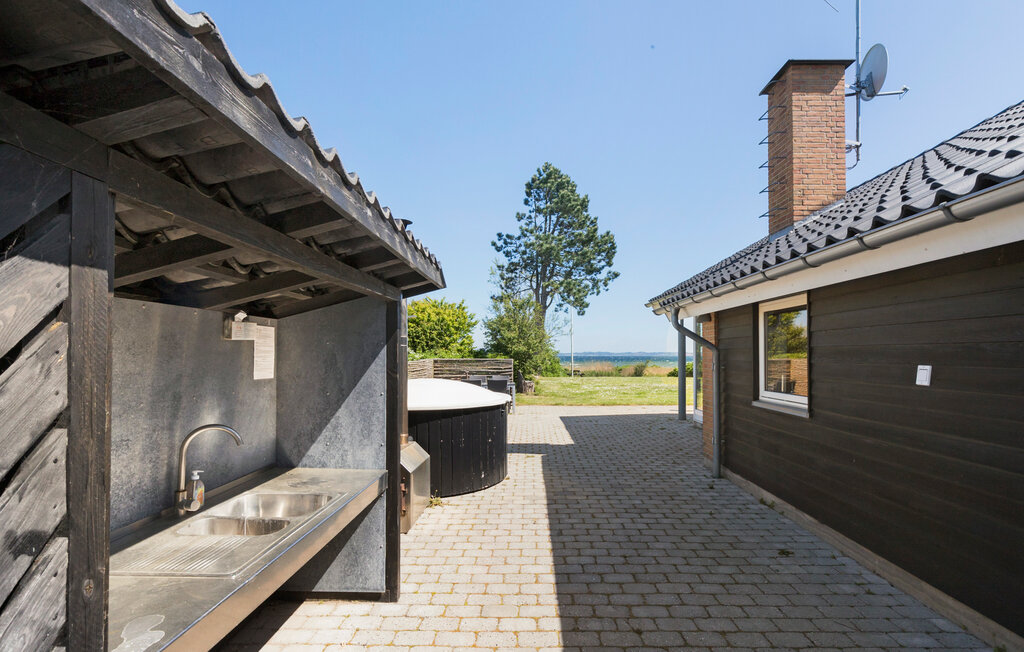 Aan de voet van de berg Mols, op een uniek 1400 m2 groot strandterrein met directe toegang tot en uitzicht op het strand, staat dit vakantiehuis. Zowel vanuit het huis, als ook vanaf het terrein heeft..