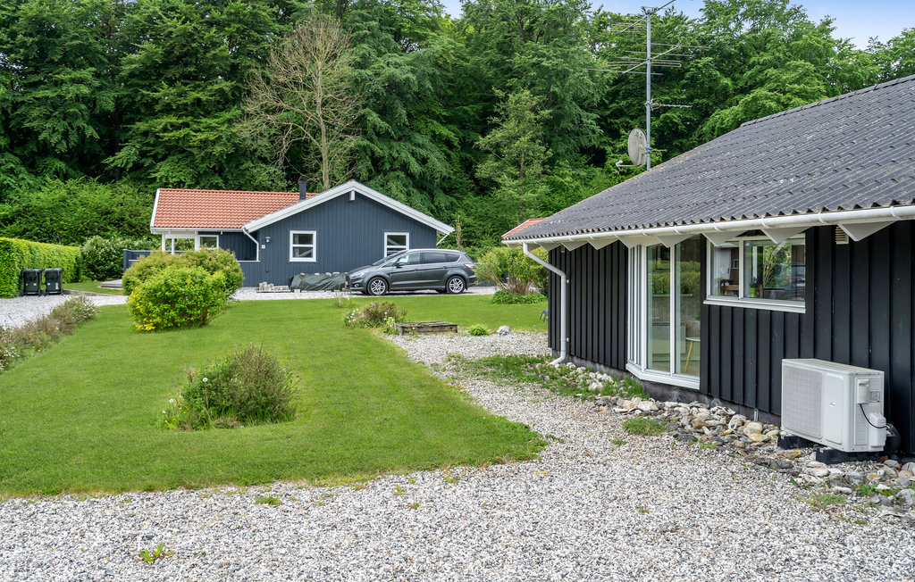 Gut eingerichtetes Ferienhaus mit nur 200 m zum Meer. In der Saison haben Sie eine Badebrücke zur Verfügung. Sie haben eine gute Terrasse, ein Teil davon ist überdacht, so dass Sie fast ohne Gedank..