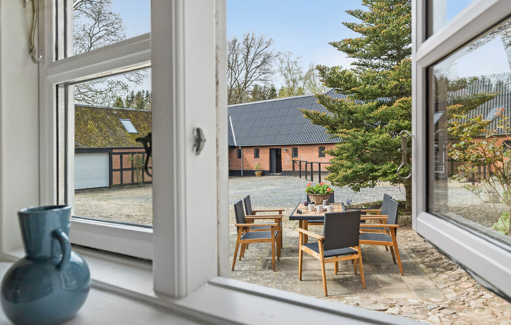 Geniet van de rust en de natuur in deze gezellige vakantiewoning met een comfortabel terras in het hart van Djursland.

Welkom in dit charmante appartement, dat als onderdeel van een prachtig vakwerkh..