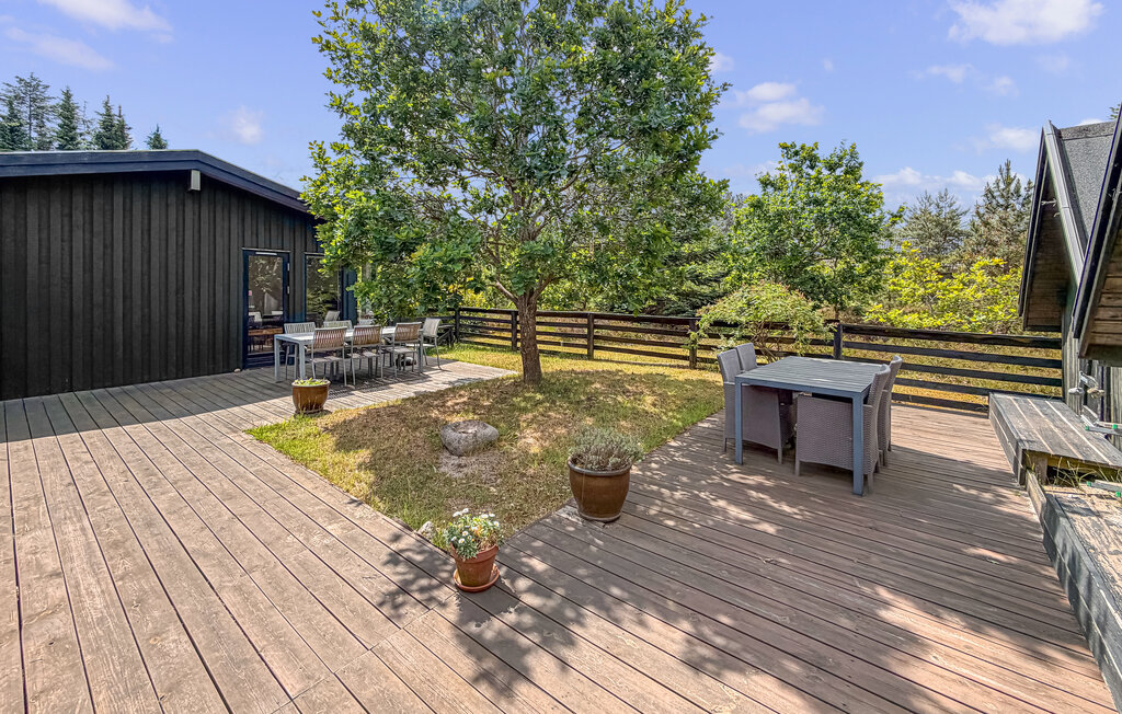 Dit mooie vakantiehuis grenst aan een klein bos en verwelkomt je vlakbij het strand.

Net buiten Grenaa verwelkomt dit smaakvol ingerichte vakantiehuis je op een rustige locatie. Kom hier aan en voel ..