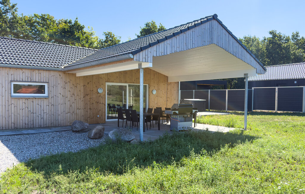Verbringen Sie Ihren Urlaub in diesem modernen Ferienhaus, in dem ein Kamin und der direkte Zugang zur Terrasse den besonderen Reiz ausmachen. Sichtbares Mauerwerk und eine hohe, sanft geneigte Decke ..