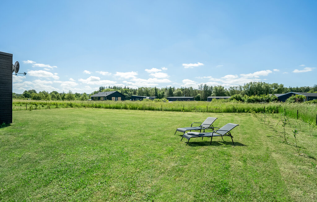 Een mooi en zeer goed ingericht vakantiehuis met ontelbare activiteiten, gelegen nabij het prachtige Fjellerup. Hier kunt u genieten van een spelletje biljart, tafeltennis spelen of darten of buiten i..