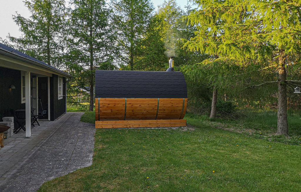 Dit mooie vakantiehuis ligt in het gewilde gebied van Fjellerup.

Het ligt aan het einde van een doodlopende weg en heeft een carport voor twee auto's. Het interieur van het huis is goed ingericht. Er..
