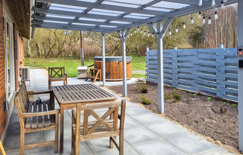 Breng een ontspannen vakantie door in dit stenen huis met een ruime tuin op een rustige locatie.

Dit vakantiehuis ligt in een rustige omgeving, op slechts een paar minuten van het strand, het bos en ..