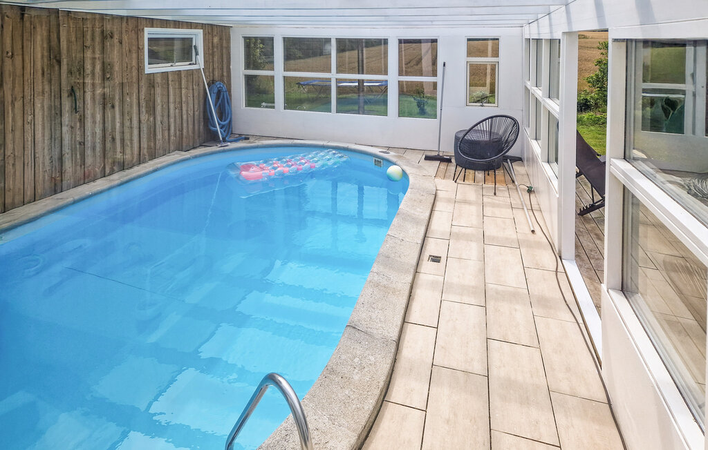 Doe nieuwe energie op in dit rustige vakantiehuis met sauna.

Dit ruime huis biedt de ideale omgeving voor een onvergetelijke vakantie met meerdere gezinnen of een grote groep vrienden. Leun achterove..