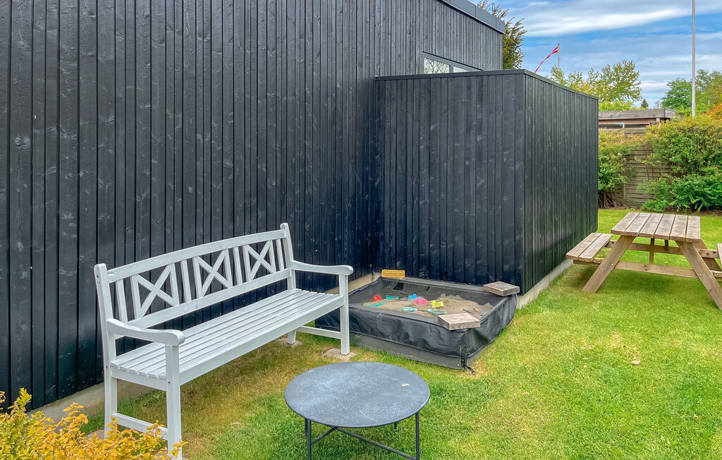 Kijk uit naar dit elegante en uitnodigende vakantiehuis met bubbelbad aan het Vejle Fjord.

Geniet van een rustige en ontspannen vakantie in dit prachtige huis met grote panoramische ramen die het lev..