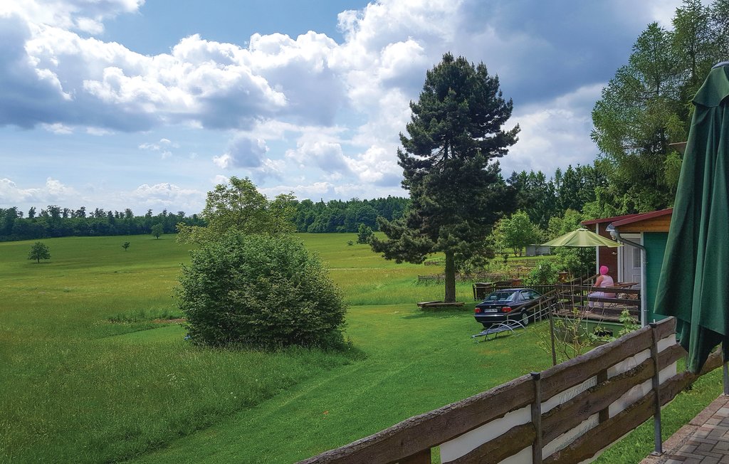 Deze mooie houten huizen liggen heel idyllisch meteen aan de rand van een weide. Ze zijn gelijkvloers en hebben een terras en tuinmeubels. Ook de aangrenzende ligweide is uitnodigend om buiten te verb..