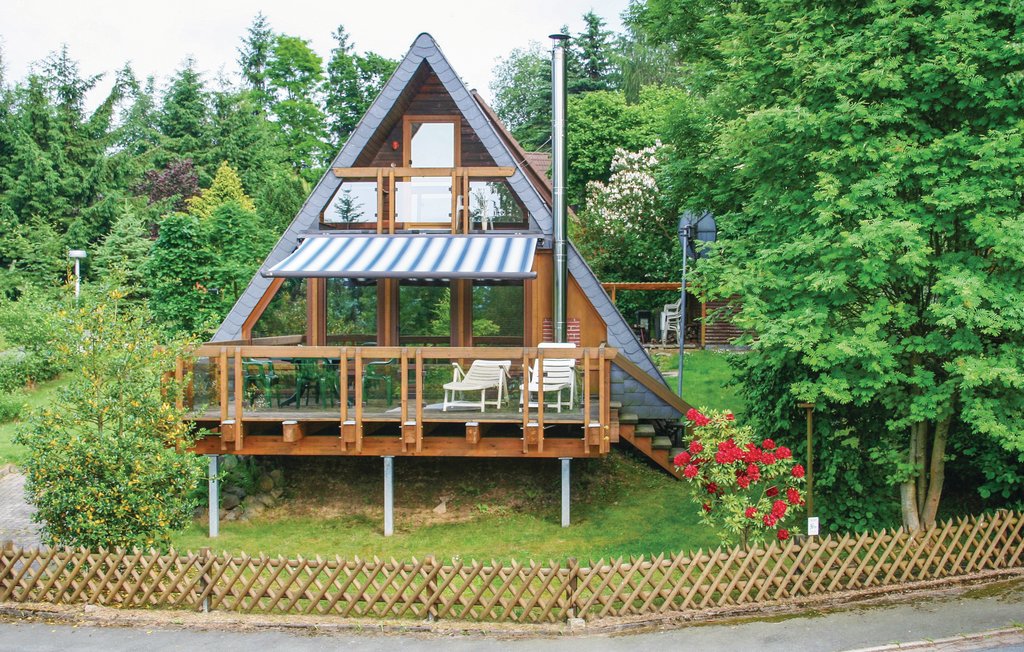 Dit mooie vakantiehuis biedt plaats voor 6 personen en ligt te midden van een recreatiezone. Wandelingen en fietstochten zijn direct vanaf het huis mogelijk. De omgeving biedt daarnaast talrijke recre..