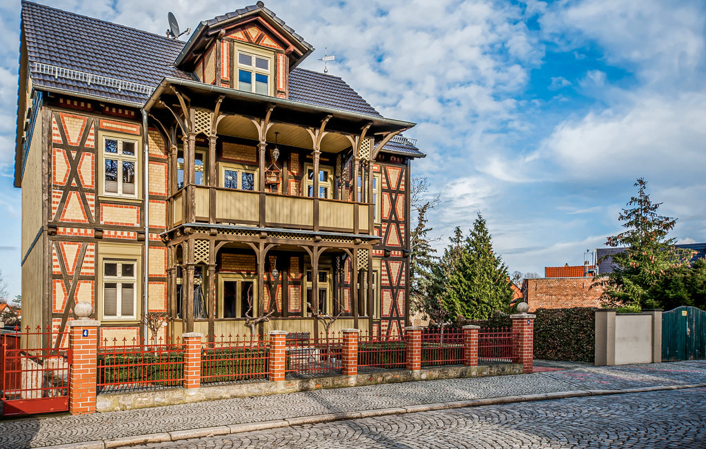 Prachtige vakantiewoning in het Harzgebergte met veel flair.

Deze stijlvolle vakantiewoning is rustig gelegen in het centrum van Gernrode in een royaal gerenoveerd herenhuis. Het appartement is inger..