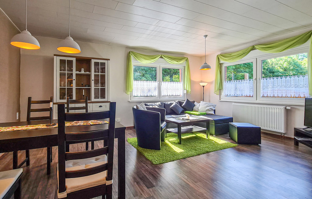 Verheug u op een heerlijke vakantie in dit idyllisch gelegen vakantiehuis.

Het huis wacht op zijn gasten op een groot perceel met meerdere buurhuizen en biedt een moderne, smaakvolle inrichting en ee..