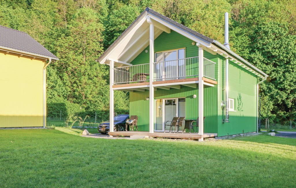 Dit vakantiehuis in Thale in het prachtige Bohedal is zowel modern als comfortabel ingericht. Hier kunt u zich rondom goed voelen! Op koudere dagen geniet u van de open haard en uw privésauna, want u..